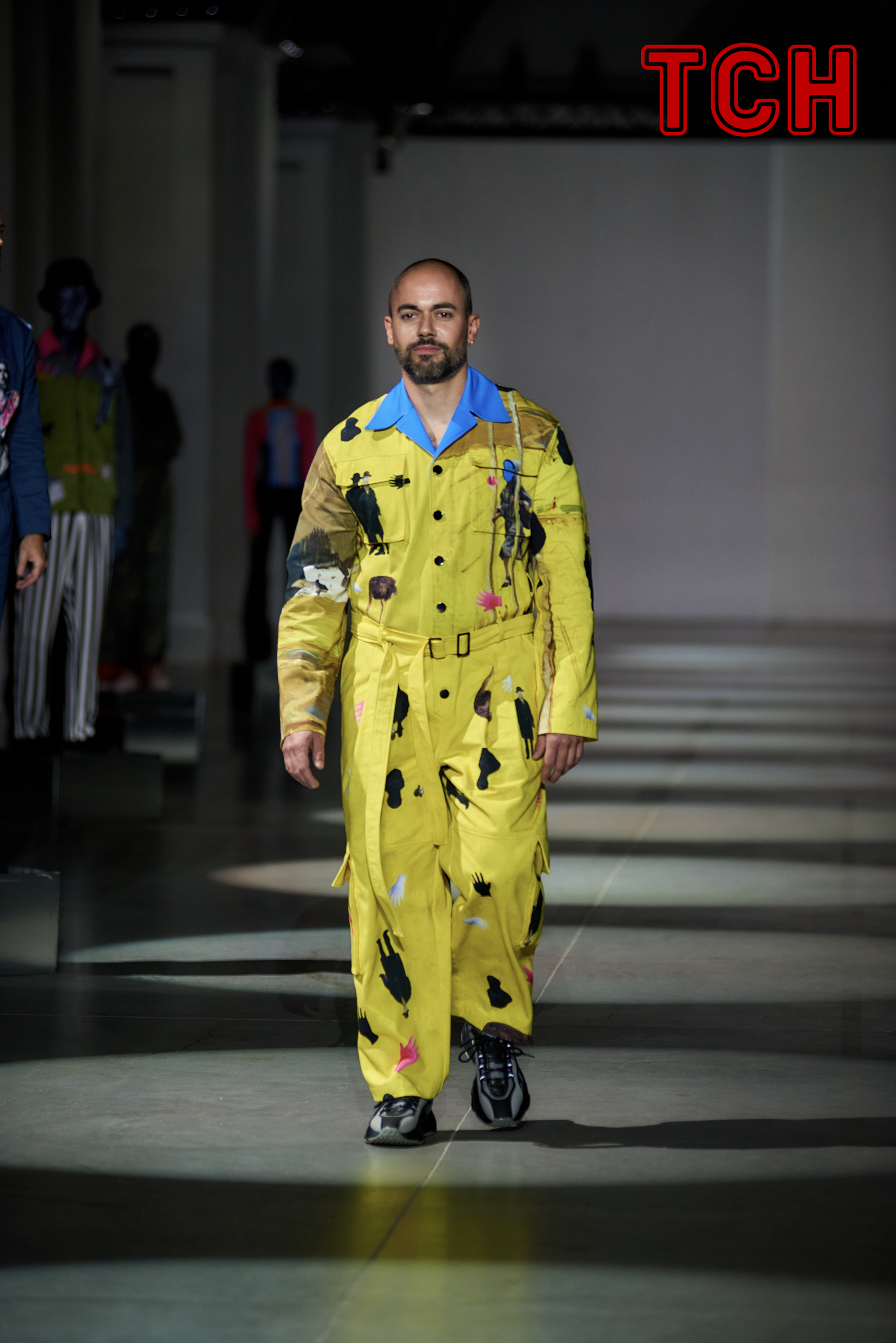 ТСН: Ведучі "Твого Дня" продефілювали на Ukrainian Fashion Week в одязі з принтами картин